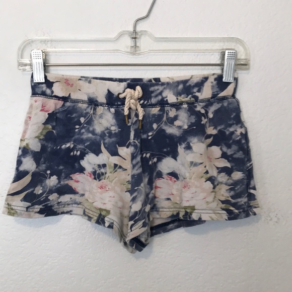 RALPH LAUREN SHORTS SLIGHTLY DISTRESSED SIZE MED FLORAL PATTERN GREAT CONDITION! - Picture 1 of 5